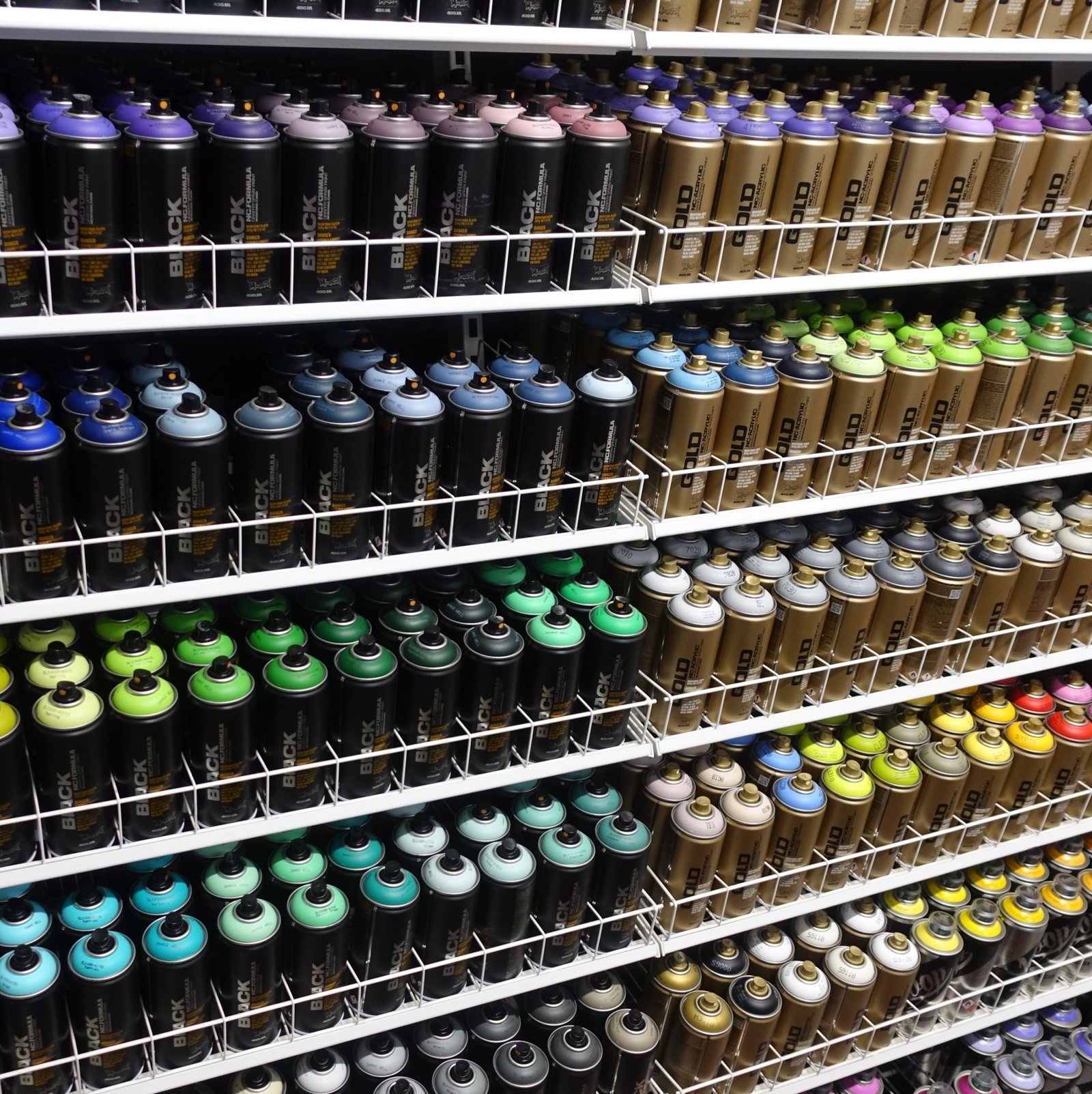 mainline-montana-gold-black-paint-racks